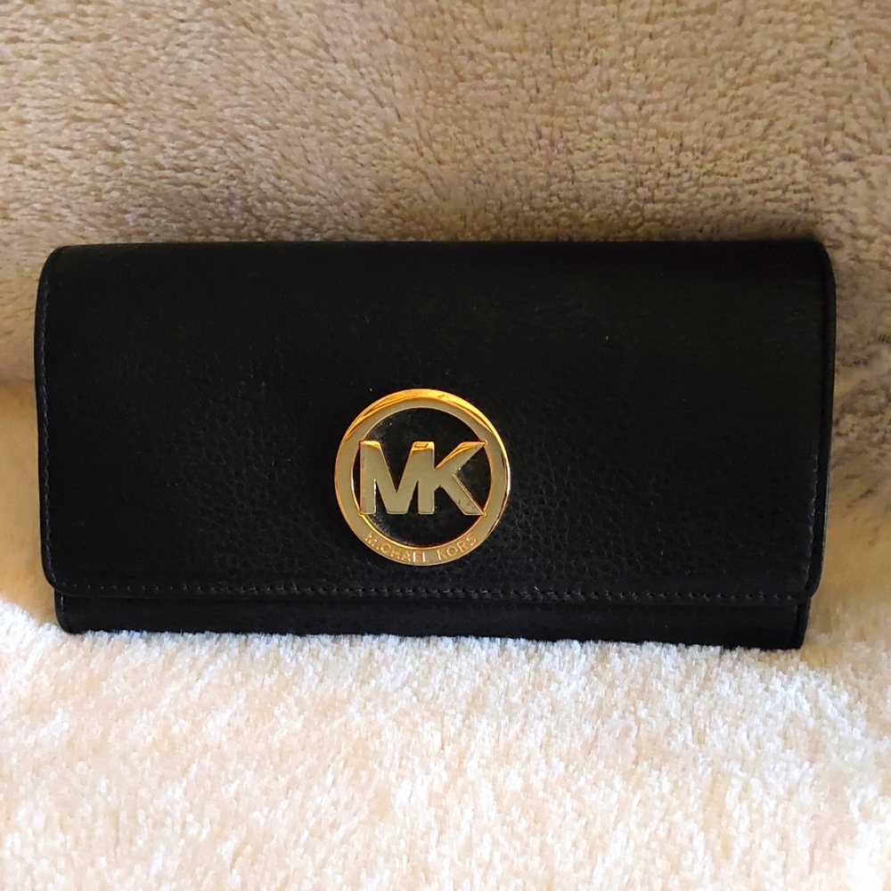 🌺 NEW Michael Kors Black Pebbled Leather Wallet
